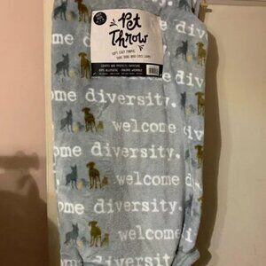 Oversized Pet throw "welcome Diversity"